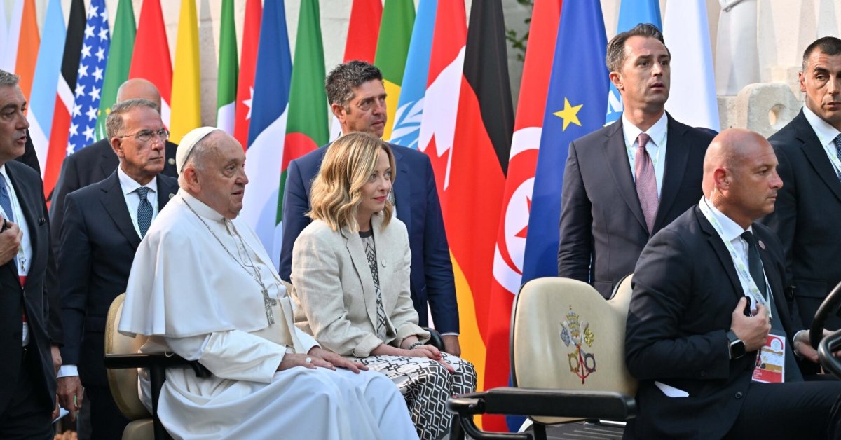 Al vertice del G7 in Italia, abbracci e sguardi assassini