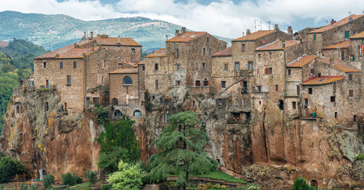Una città italiana incredibilmente bella – arroccata su una scogliera, circondata da strade misteriose |  Vita