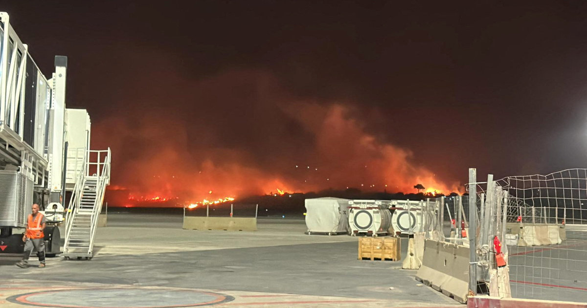 Gli incendi stanno soffocando anche la Sicilia: centinaia di persone stanno fuggendo dalle proprie case a causa del caldo insopportabile di 47 gradi.