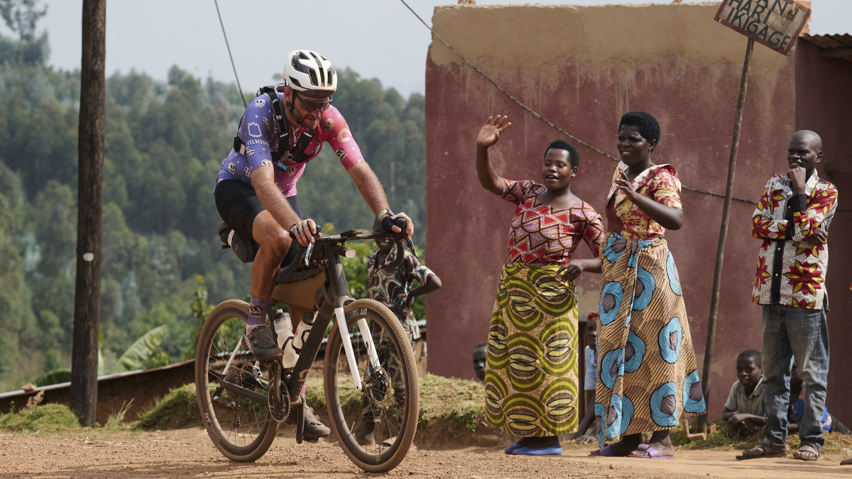 „Ką reiškia dviračiu apsukti ratą aplink Ruandą? Man tai – beveik 51 valanda be miego, 28 946 sudegintos kalorijos ir 3,2 kilogramo prarasto kūno svorio“, – sako lenktynių nugalėtojas / Matto Graysono / „Race Around Rwanda“ nuotrauka