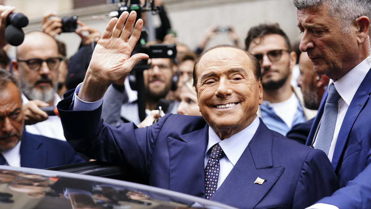 Silvio Berlusconi tris kartus buvo išrinktas Italijos ministru pirmininku. Vieniems jis buvo gabus ir charizmatiškas valstybės veikėjas, kitiems – populistas, naudojęsis valdžia asmeniniams tikslams siekti / Getty nuotrauka