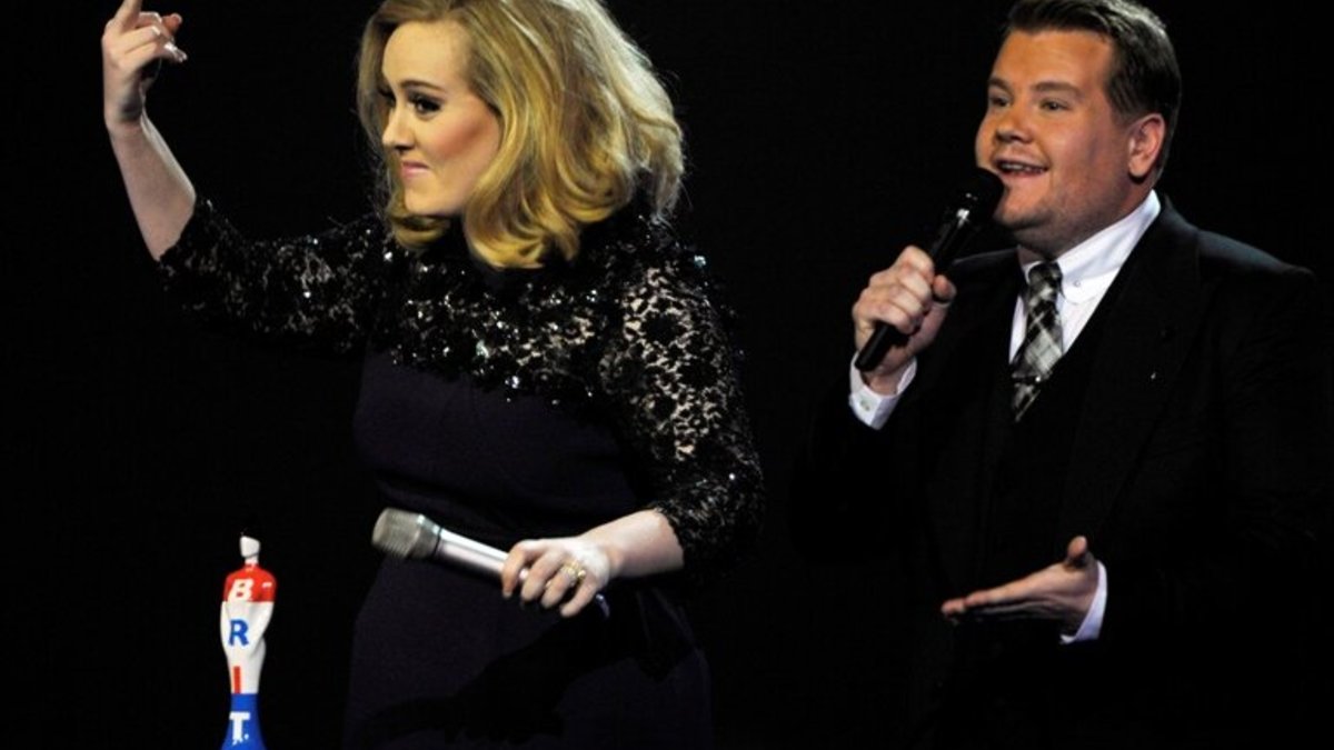 Adele ir Britų muzikinių apdovanojimų vedėjas Jamesas Cordenas