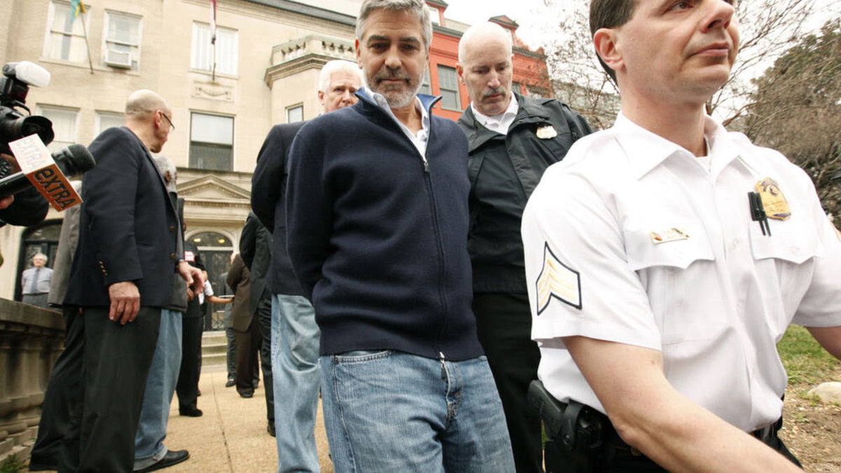 Vašingtone per protesto akciją suimtas George'as Clooney