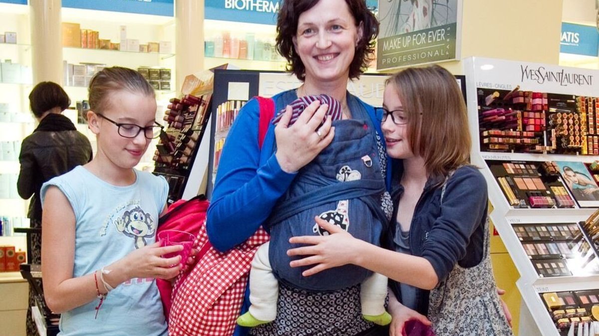 Kristina Savickytė-Damanskienė su dukromis ir naujagimiu sūnumi.