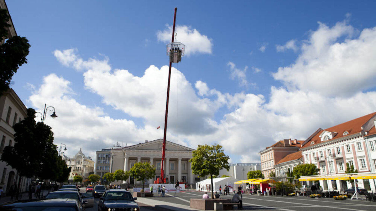 „Dinner in the Sky“ Vilniaus Rotušės aikštėje