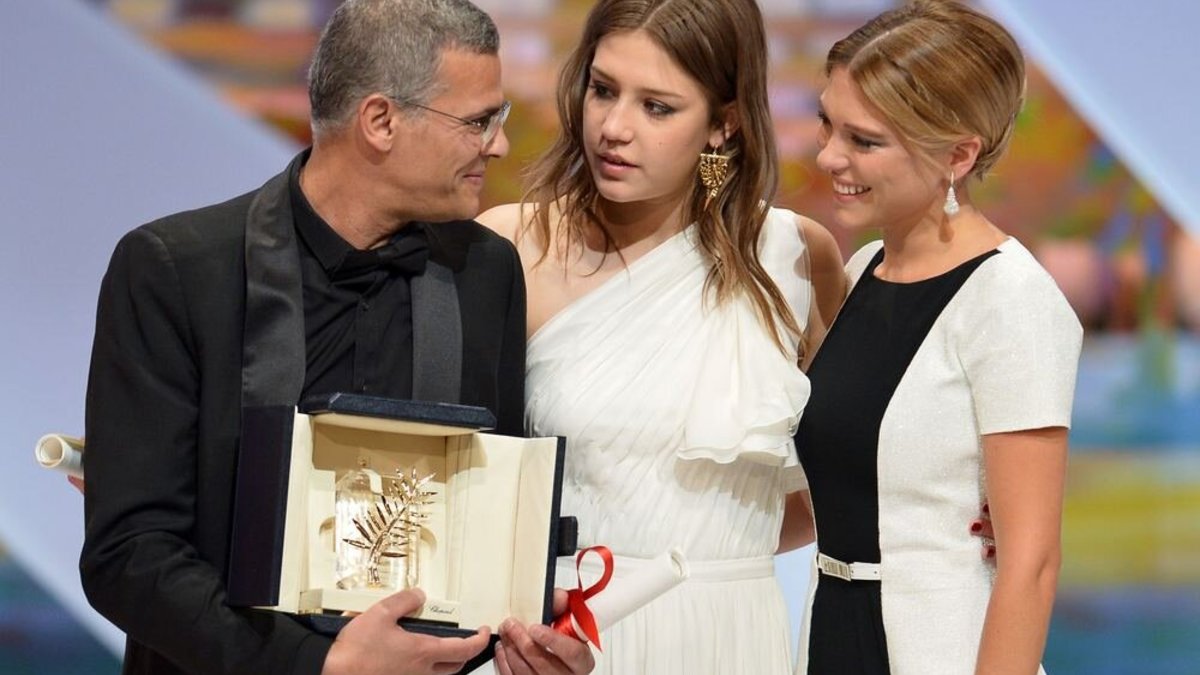 Prancūzų aktorės Adele Exarchopoulos ir Lea Seydoux su režisieriumi Abdellatifu Kechiche'u