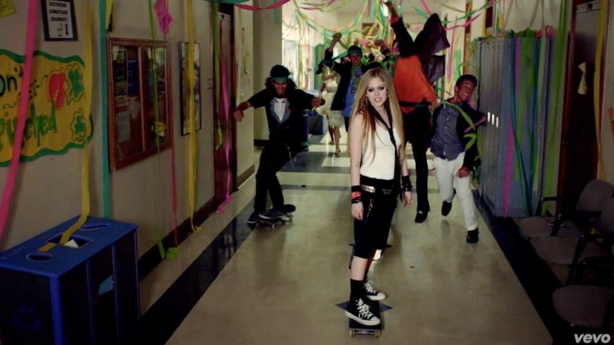 Avril Lavigne vaizdo klipe „Here's To Never Growing Up“