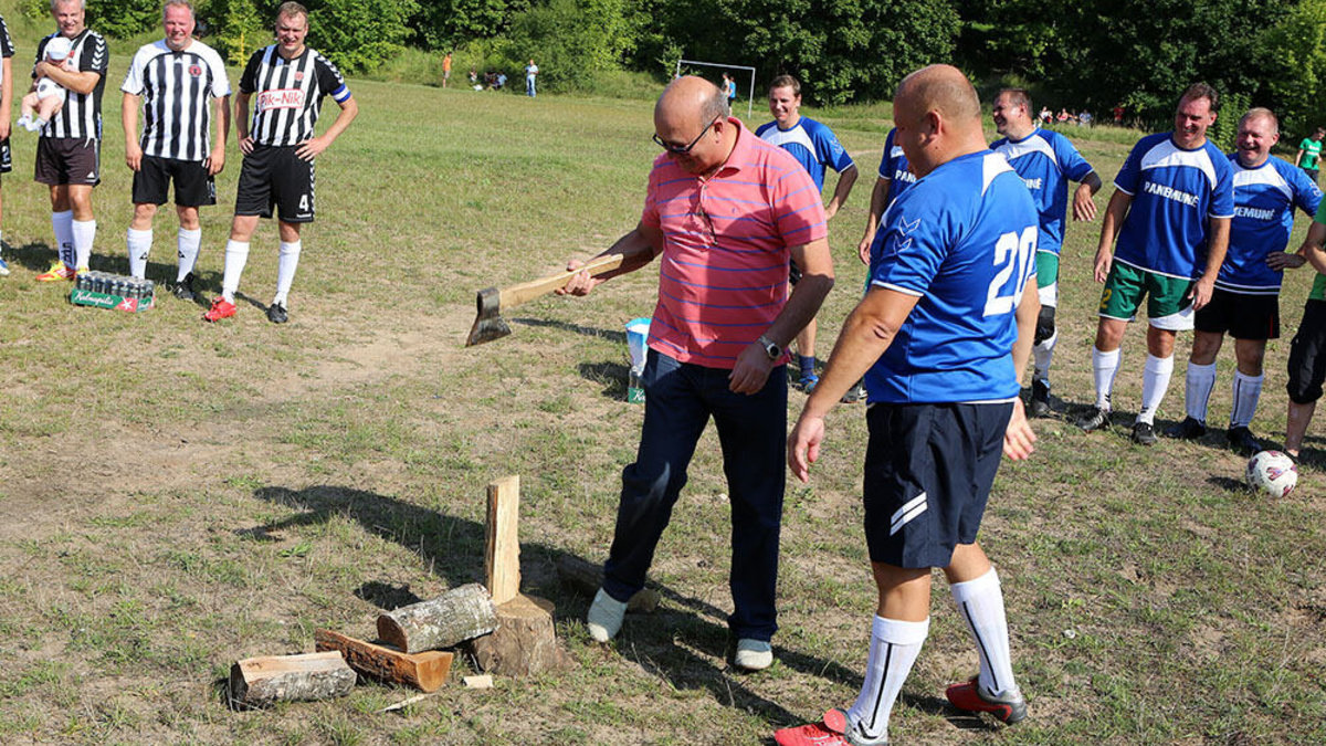 Visvaldas Matijošaitis (centre)