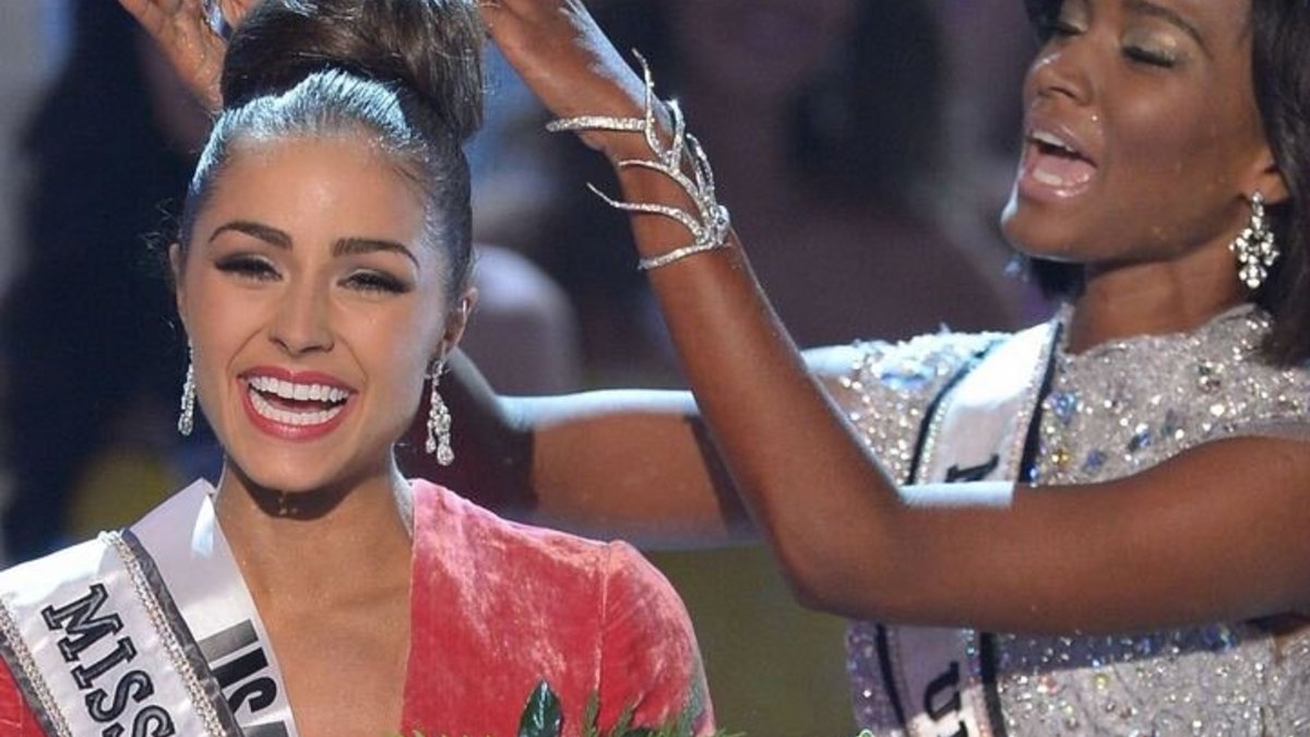 „Mis Visata 2012“ amerikietė Olivia Culpo ir „Mis Visata 2011“ Leila Lopes