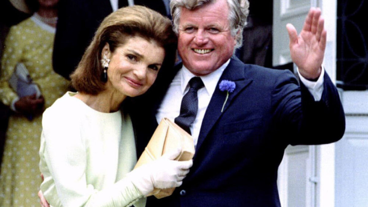 Jackie O su žuvusio prezidento broliu Edward Kennedy, praėjus beveik trims metams po savo vyro nužudymo.