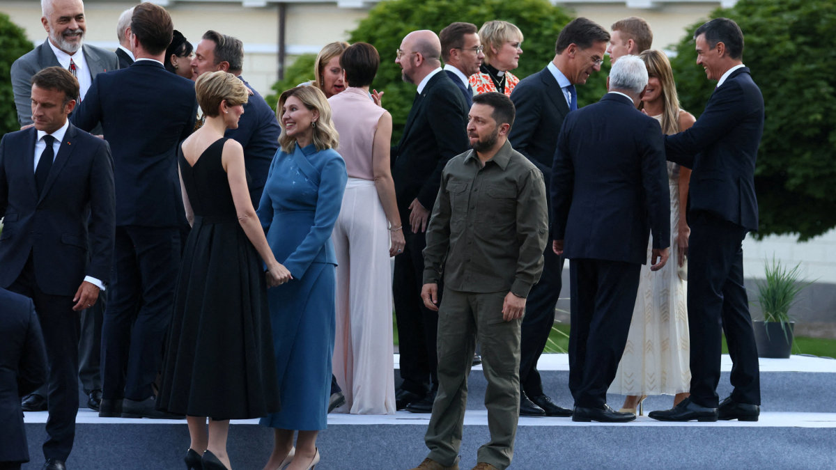 Volodymyras Zelenskis ir Olena Zelenska NATO viršūnių susitikime / AFP/„Scanpix“ nuotr.