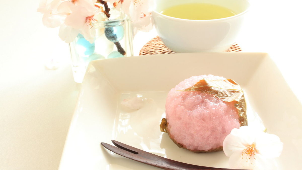 Rausvas ryžių pyragėlis „Sakura Mochi“.