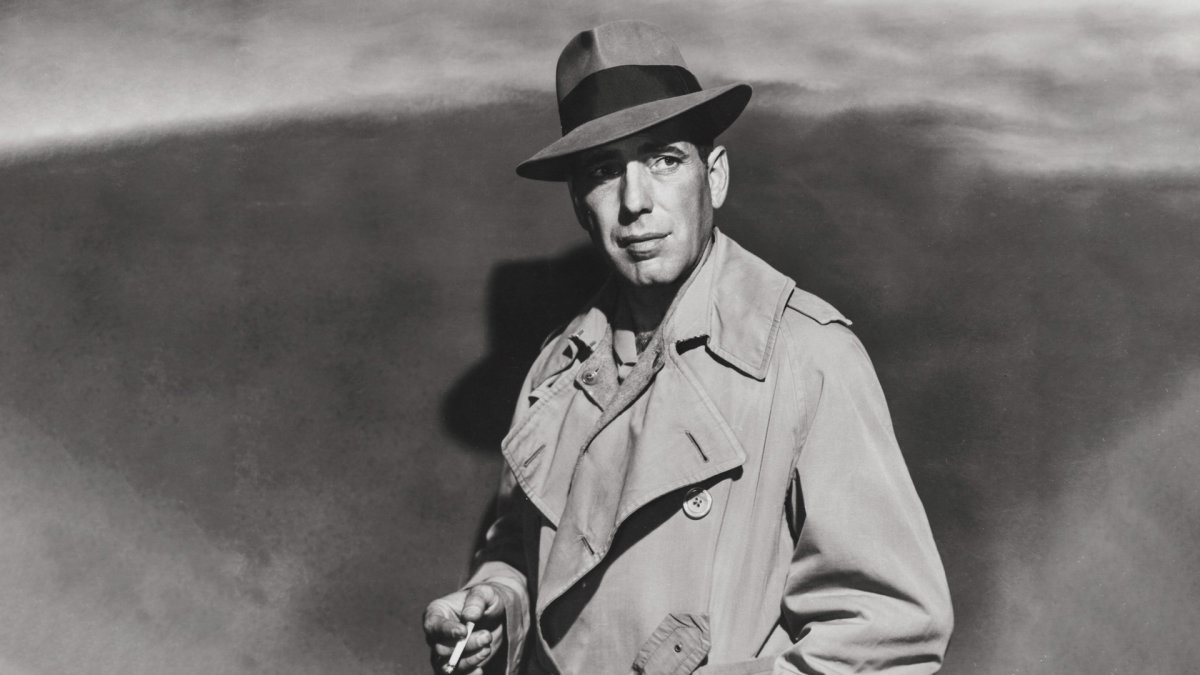 Humphrey Bogartas, visų vadintas tiesiog Bogie. Šis jo įvaizdis – su fedora ir trenču – gerai porai dešimtmečių suformavo vyrų madą / Vida Press nuotrauka