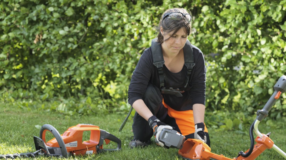 Akumuliatorius tinka visiems Husqvarna gaminiams. „Husqvarna Lietuva“ nuotr.