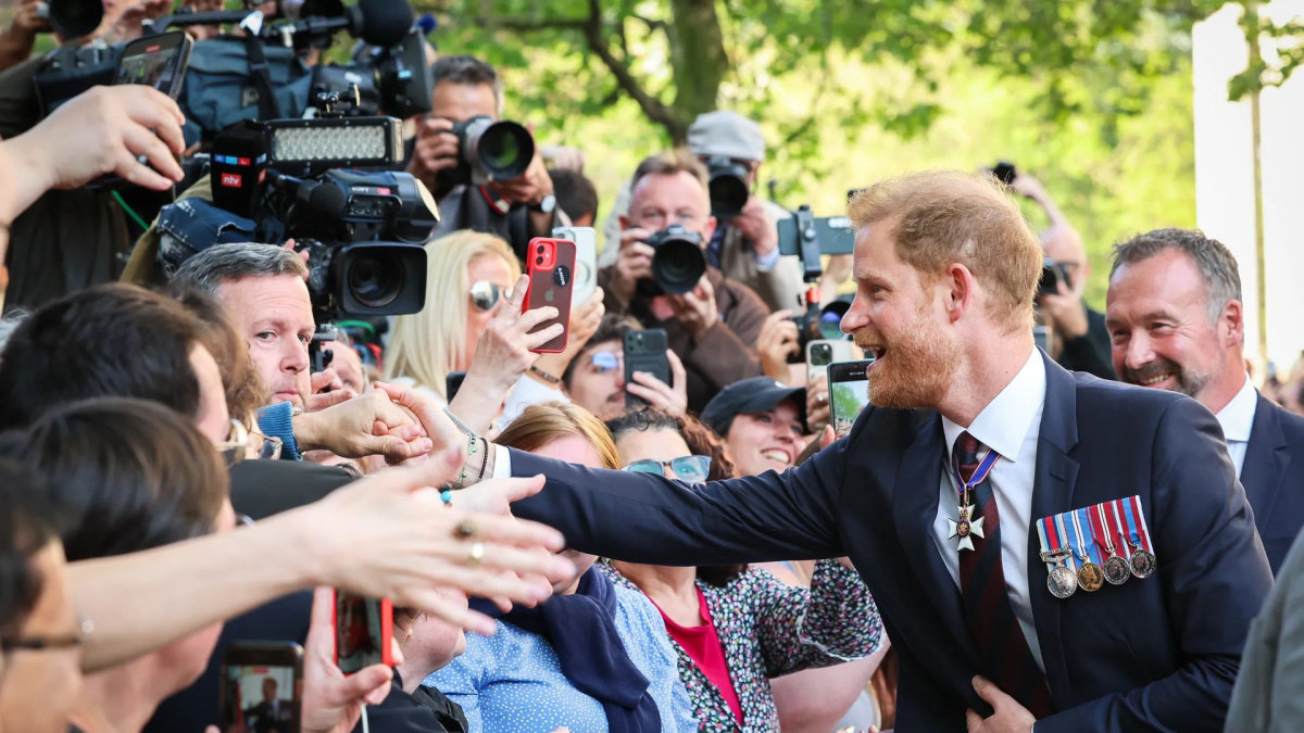 Princas Harry šią gegužę Londone. Jaunėlis karaliaus Charleso III sūnus – vis dar žvaigždė, tačiau skandalingi interviu ir atviri memuarai gerokai sumažino britų visuomenės meilę  / Getty nuotrauka