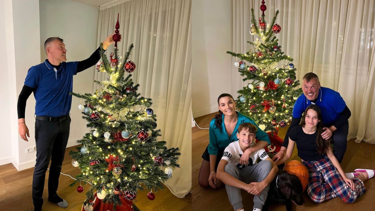 Šarūnas Jasikevičius su šeima puošia Kalėdų eglę / Asmeninio archyvo nuotr.