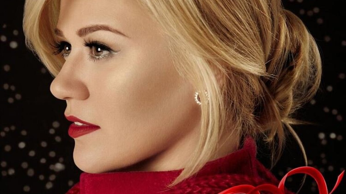 Kelly Clarkson kalėdinės muzikos albumo „Wrapped in Red“ viršelis