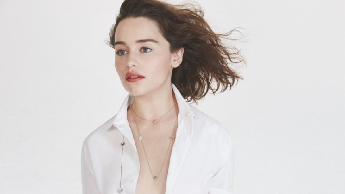 Emilia Clarke „Dior“ papuošalų reklamoje