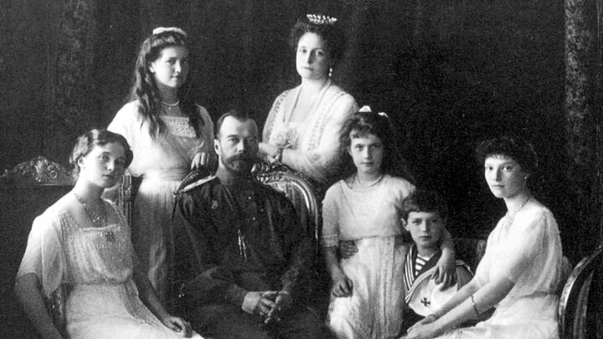 Romanovų dinastijos Rusijos caro Nikolajaus II šeima: žmona Aleksandra, keturios dukterys: Olga, Tatjana, Marija ir Anastazija, ir sūnus Aleksejus