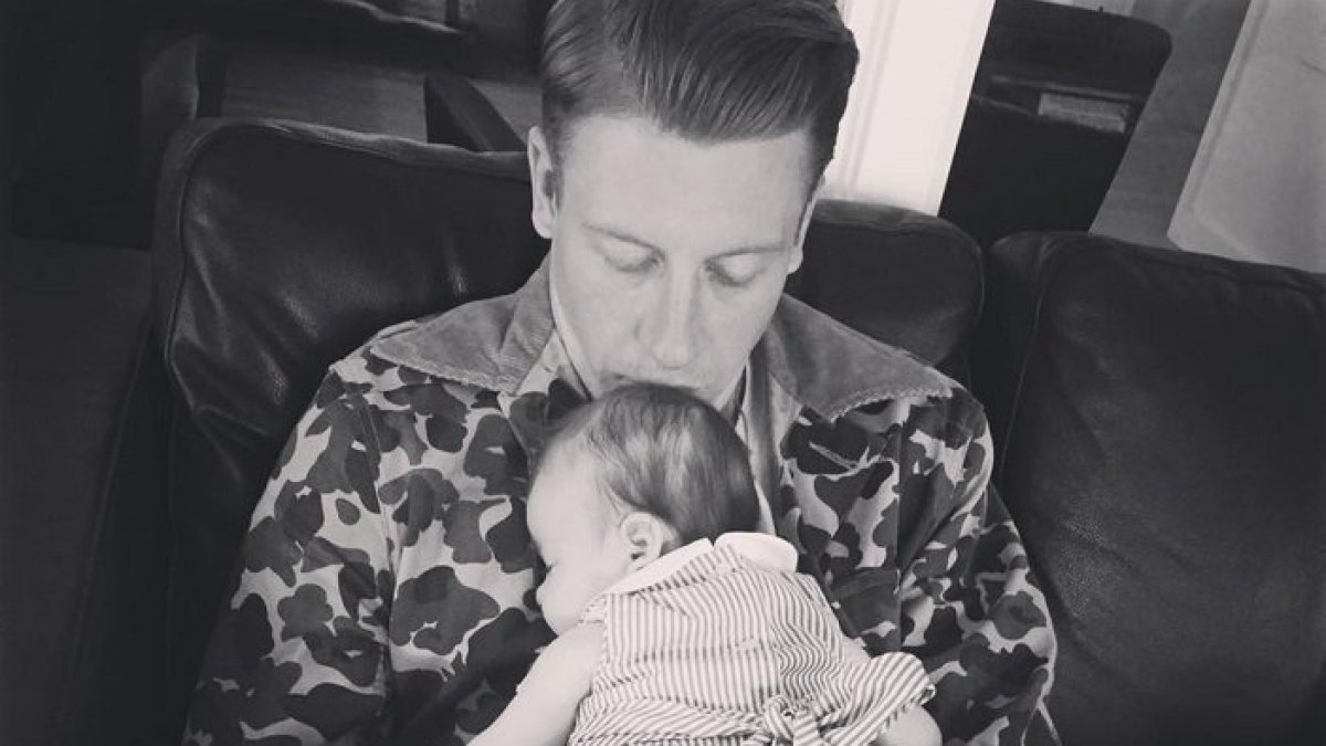 Macklemore'as su dukra Sloane 