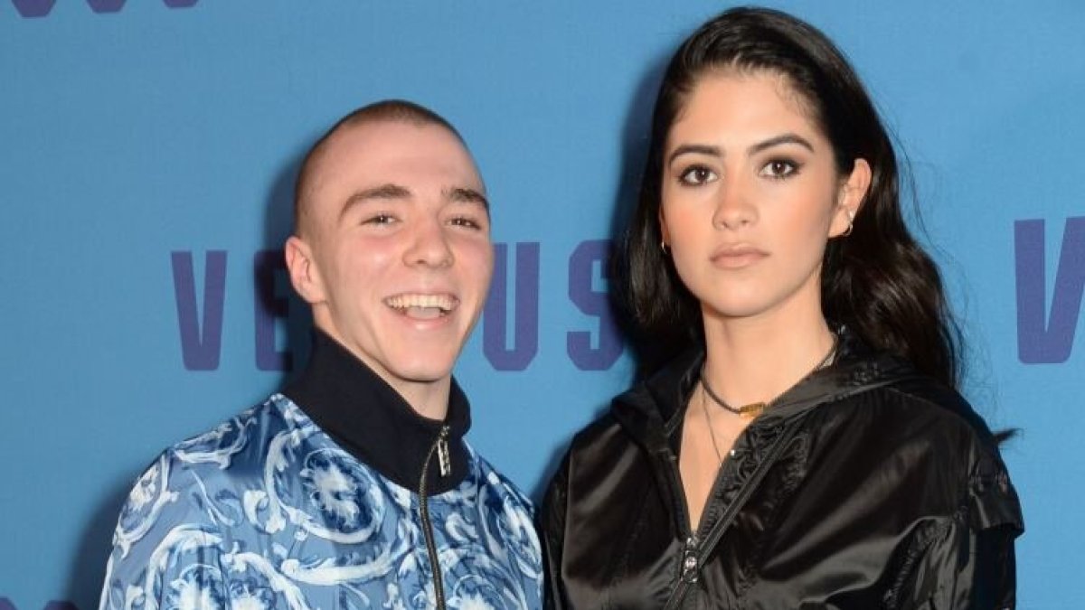 Rocco Ritchie ir Kim Turnbull atvyko į "Versace" kolekcijos pristatymą