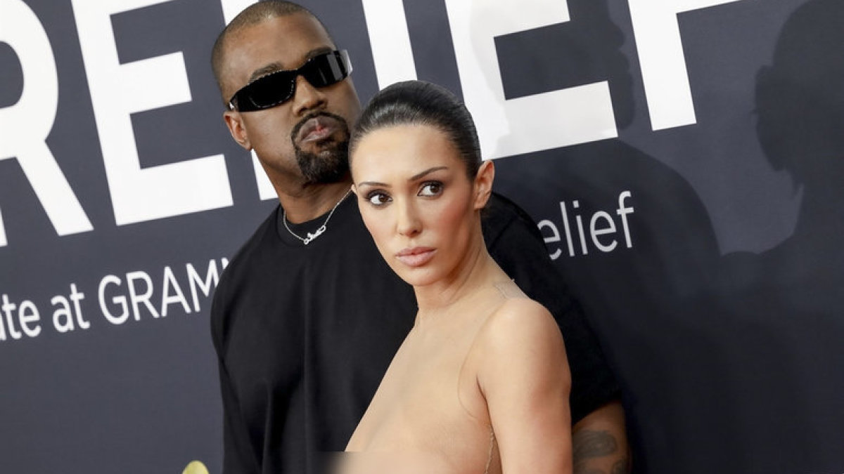 Kanye Westas su žmona Bianca Censori ant „Grammy“ raudonojo kilimo / Vida Press nuotr.