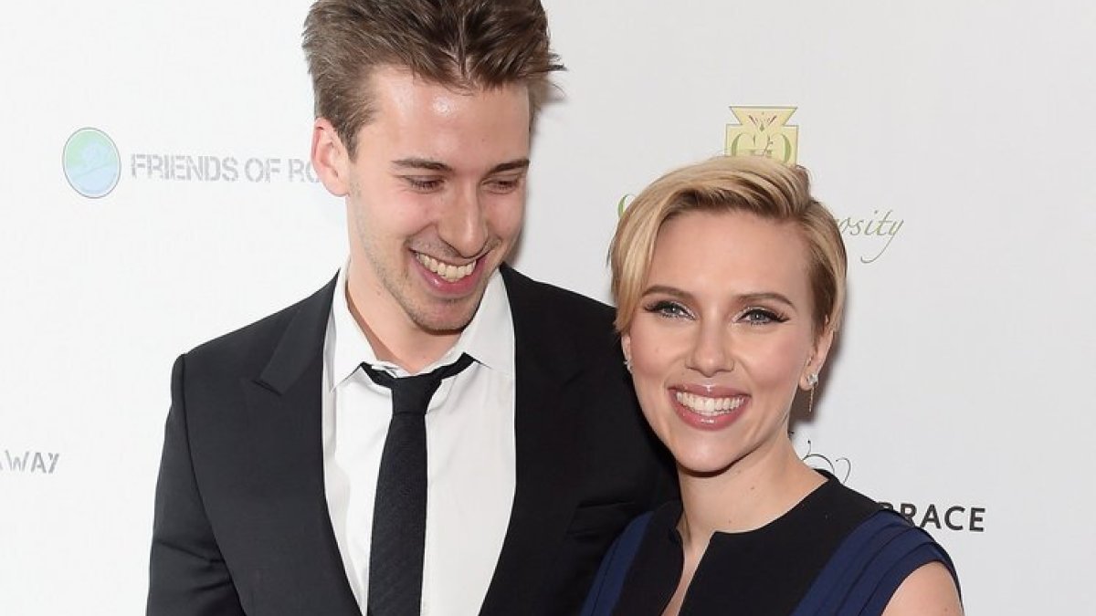 Scarlett Johansson su broliu dvyniu Hunteriu