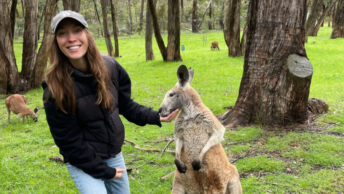 Adelaidėje lietuviai apsilankė laukinių gyvūnų rezervate, čia galėjo nusifotografuoti su prižiūrimomis žmonių nebijančiomis kengūromis. „Pradžioje nebuvo labai drąsu, nes kengūros – kone mano ūgio. Laimei, draugiškos, neagresyvios“, – pasakoja Justė  / Asmeninio albumo nuotrauka