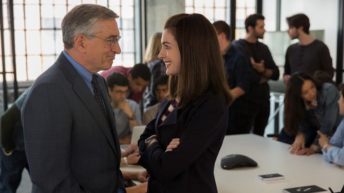 Robertas De Niro ir Anne Hathaway filme „Naujokas“