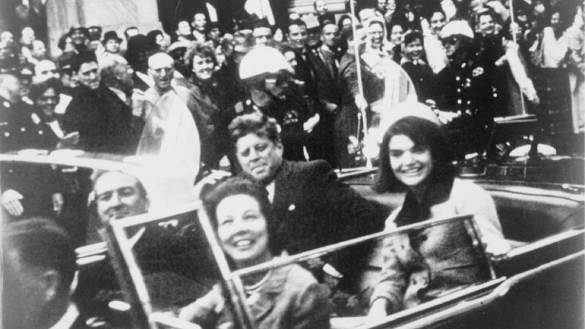 Jacqueline Kennedy su vyru Johnu F. Kennedy likus kelioms minutėms iki mirtino šūvio