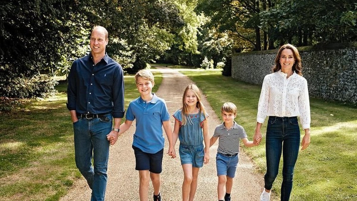 Princas Williamas ir Kate Middleton su vaikais / Matto Porteouso, socialinių tinklų nuotr.