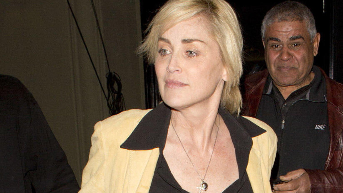 Sharon Stone Holivude aplinkinių dėmesį traukė permatoma palaidine