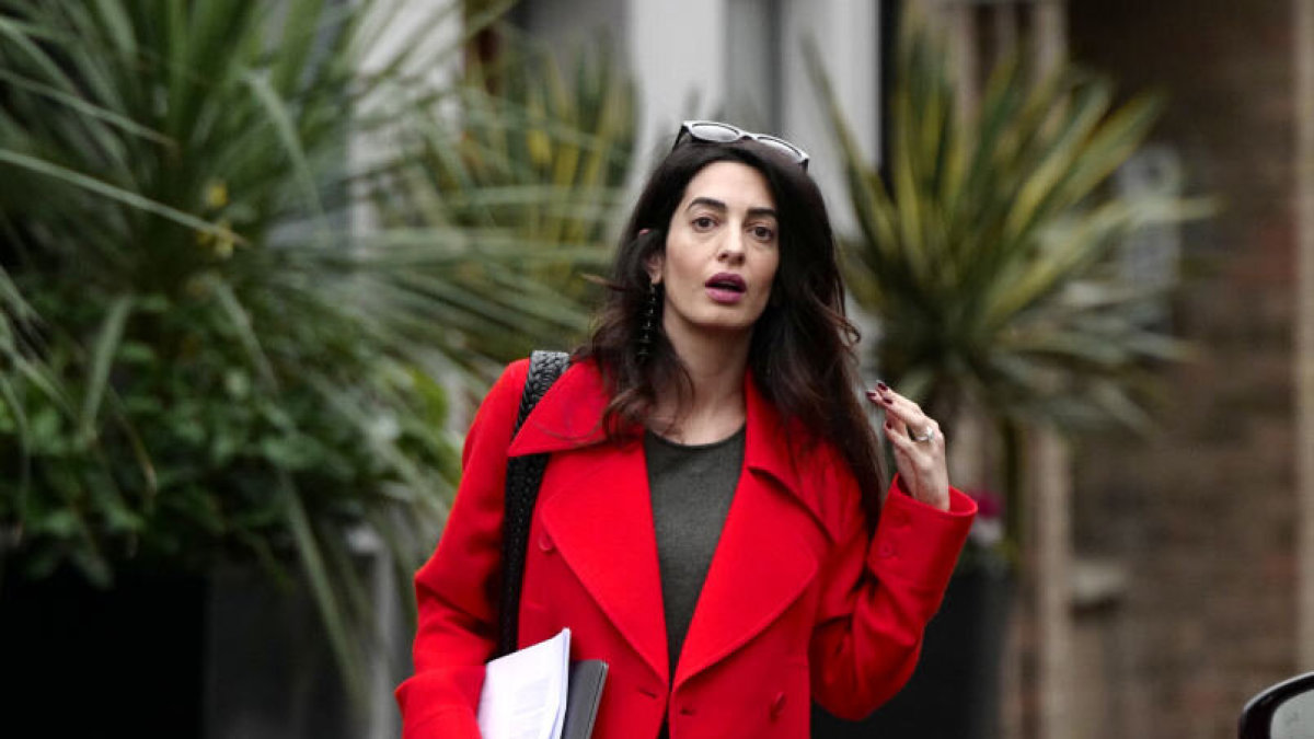 Amal Clooney - su dizainerės Stellos McCartney paltu