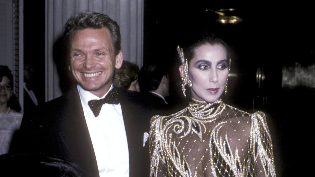 Dizaineris ir jo mylima klientė: Bobas Mackie ir Cher 1985-aisiais  / Getty nuotrauka