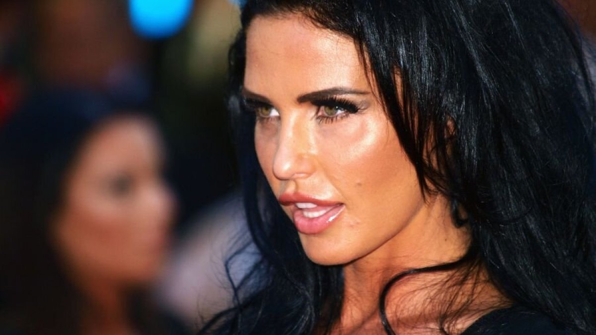 Britų televizijos persona Katie Price filmo premjeroje. 