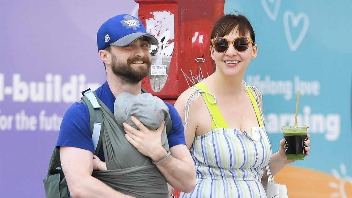 Danielis Radcliffe’as su gyvenimo drauge Erin Darke ir mažyliu šią vasarą Niujorke / Vida Press nuotrauka