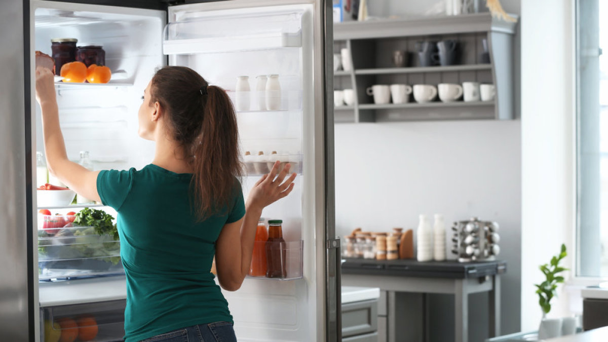 Moteris prie šaldytuvo. / Shutterstock nuotr.