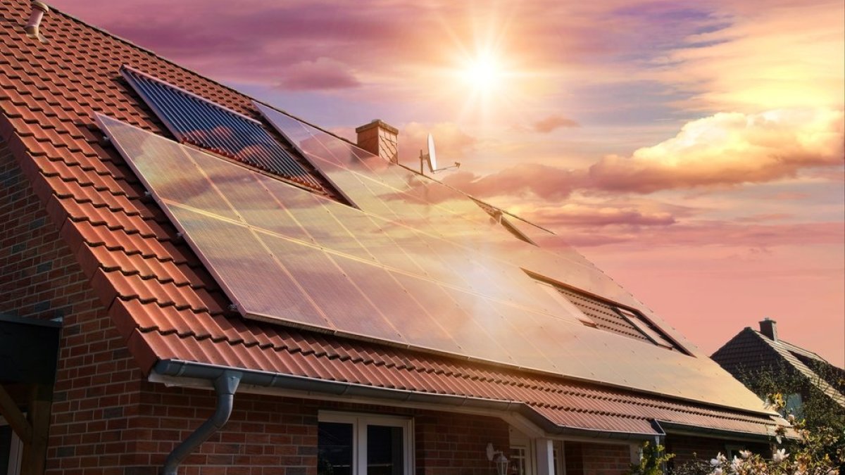 Saulės elektrinė ant stogo / Shutterstock nuotr.
