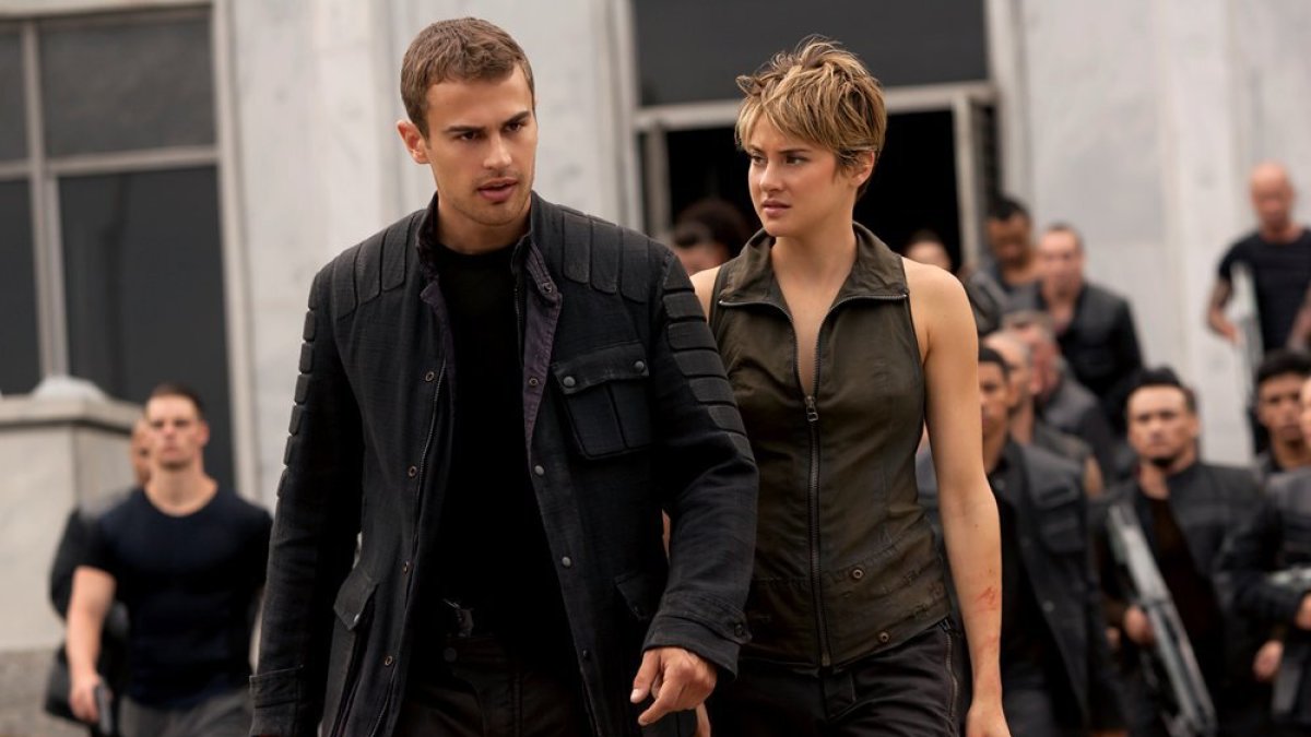 Theo Jamesas ir Shailene Woodley filme „Insurgentė“ 