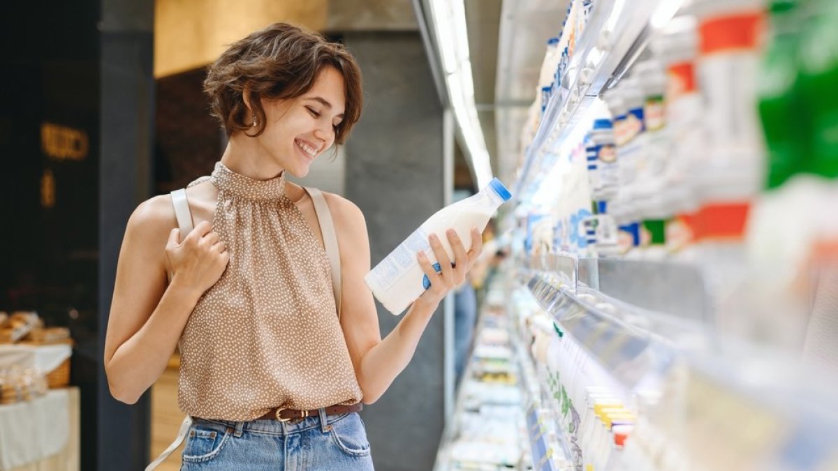 Moteris renkasi pieną. / Shutterstock nuotr.