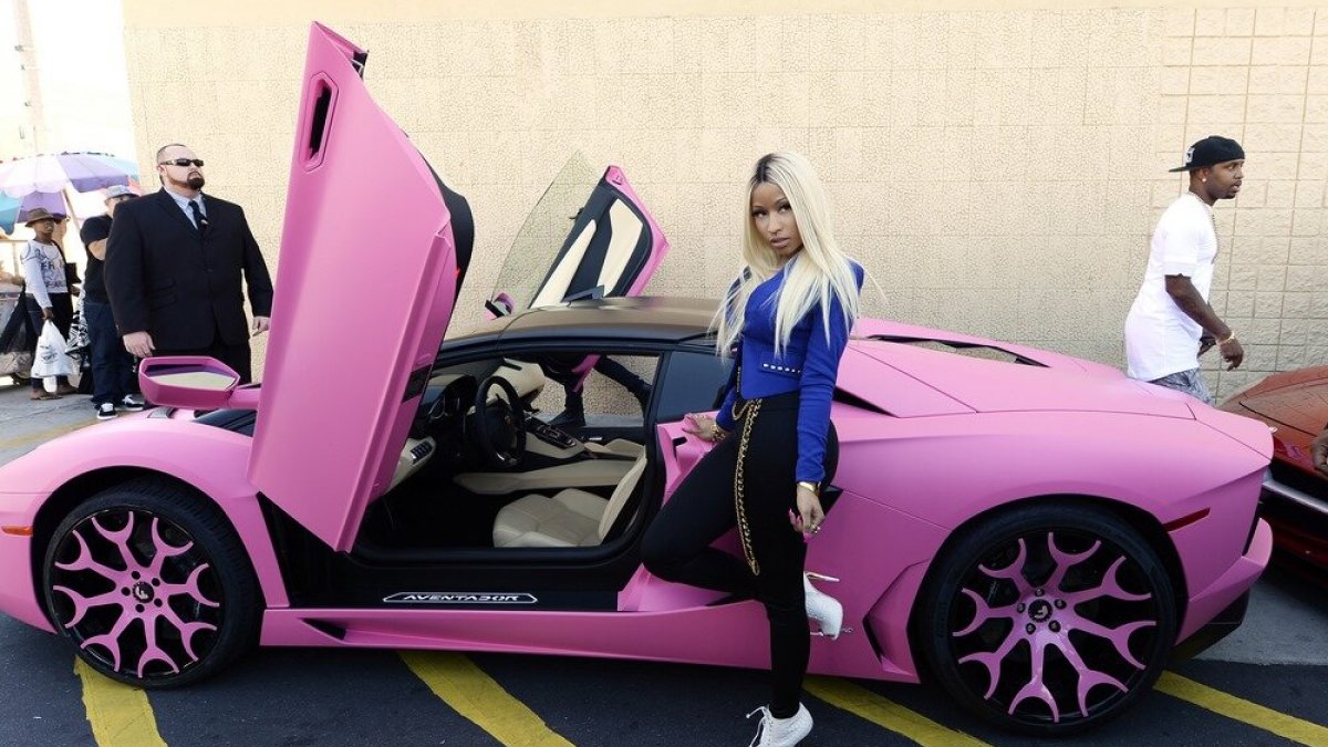 Nicki Minaj prie savo automobilio