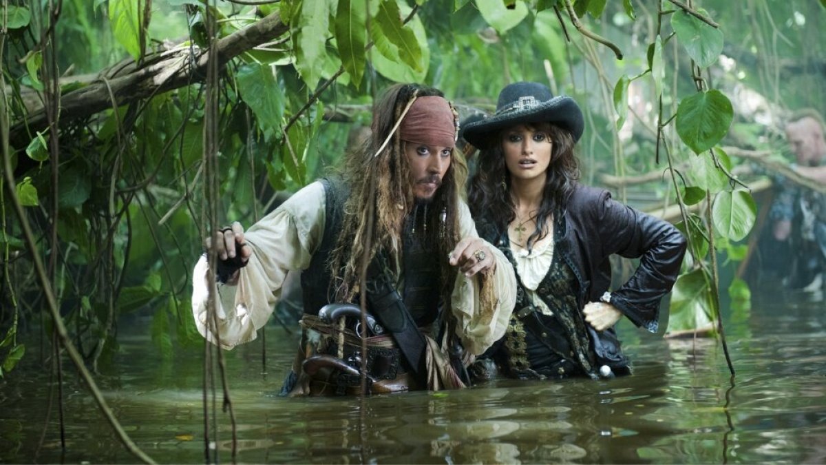 Johnny Deppas ir Penelope Cruz filme „Karibų piratai: ant keistų bangų“