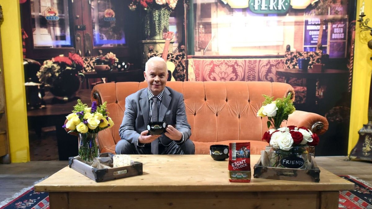 Aktorius Jamesas Michaelas Tyleris serialo „Draugai“ kavinėje „Central Perk“