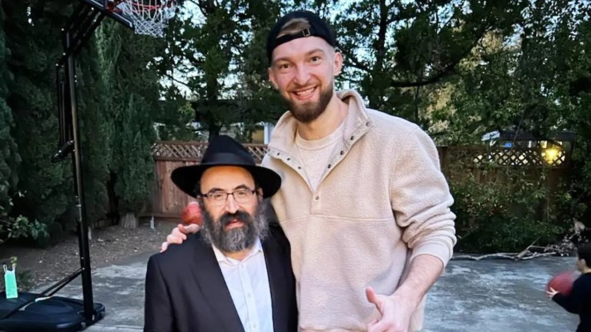 Rabinas Mendy Cohenas ir Domantas Sabonis / jweekly.com nuotr.
