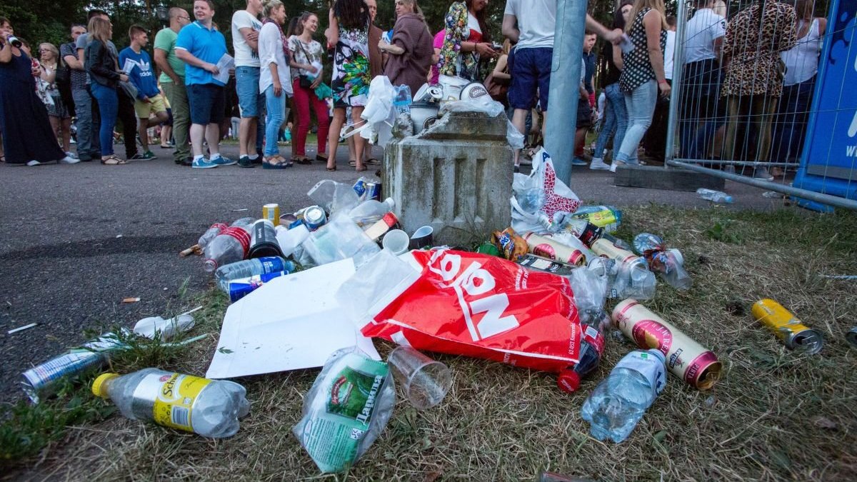 „Sel“ gerbėjai parką nusėjo šiukšlėmis