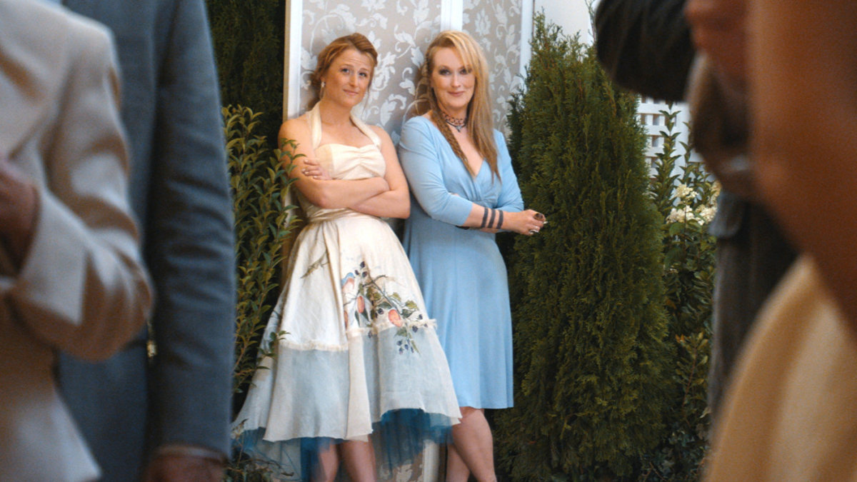 Mamie Gummer ir Meryl Streep filme „Roko karalienė“