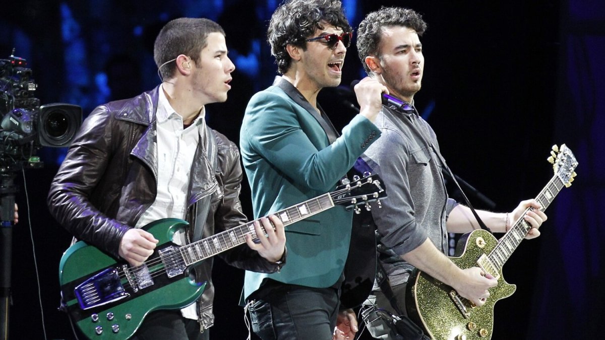 „Jonas Brothers“ (iš kairės): Nickas Jonas, Joe Jonas ir Kevinas Jonas