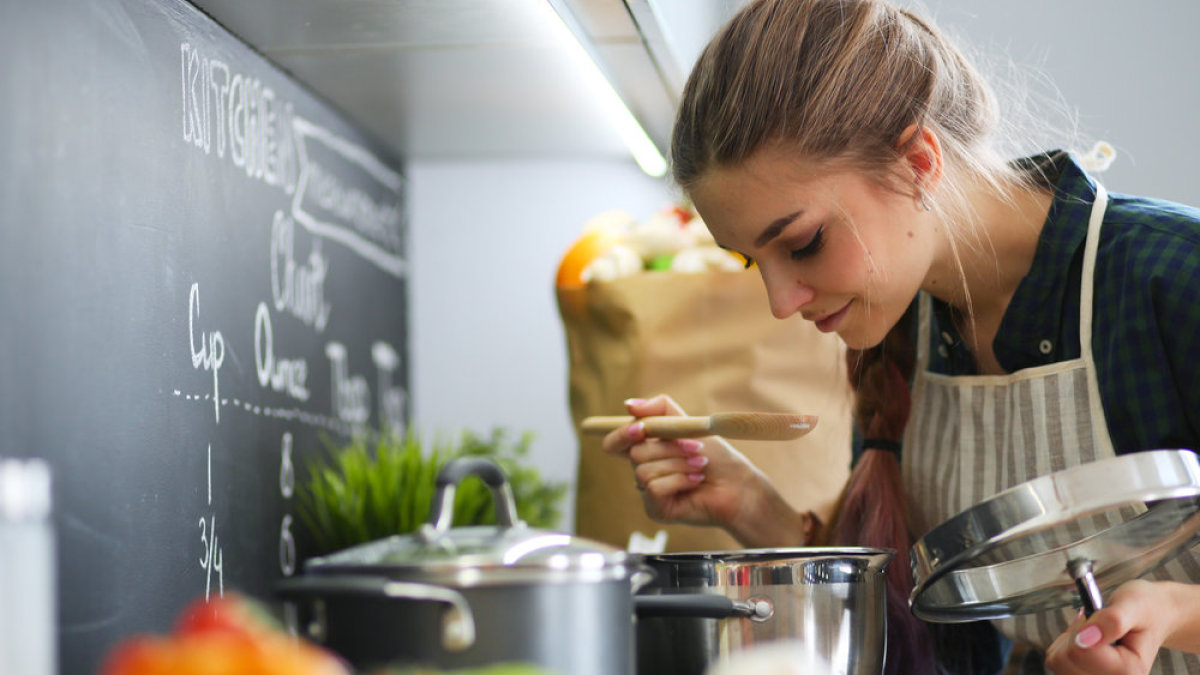 Moteris gamina maistą. / Shutterstock nuotr.