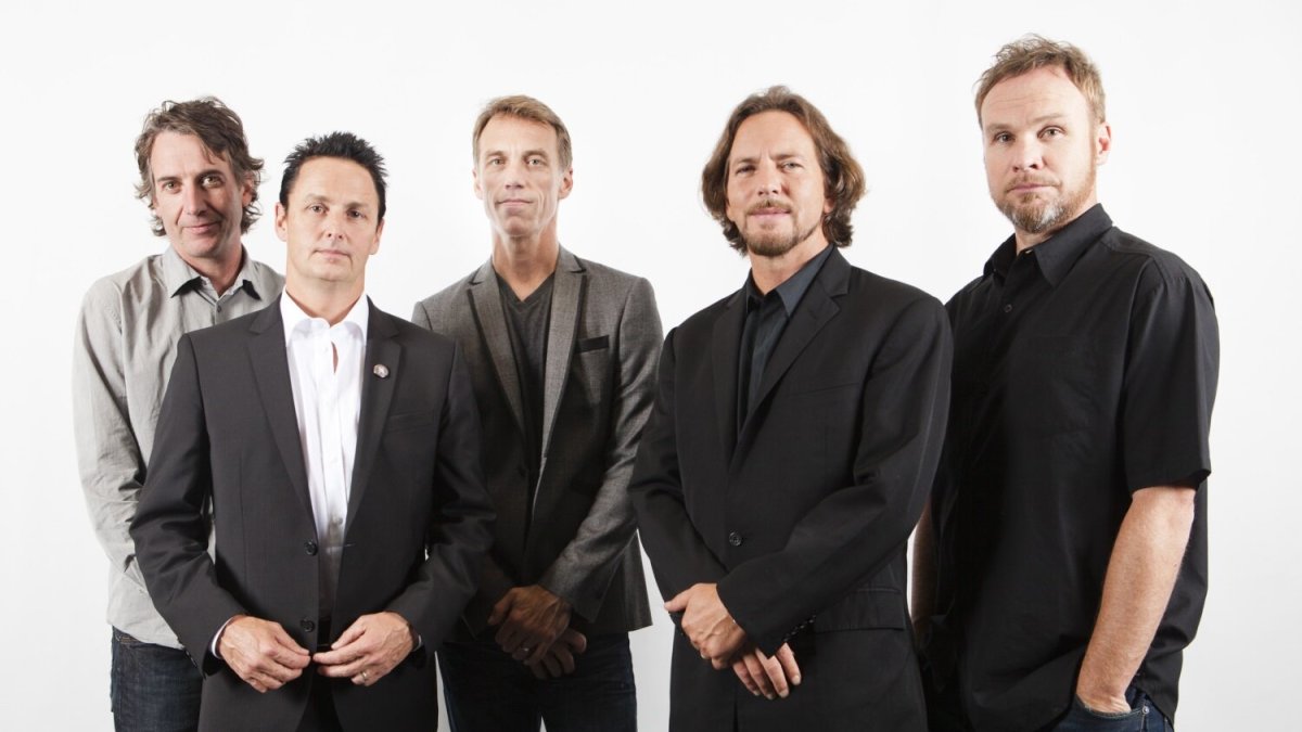 „Pearl Jam“ nariai: Stone'as Gossardas, Mike'as McCready, Mattas Cameronas, Eddie Vedderis ir Jeffas Amentas