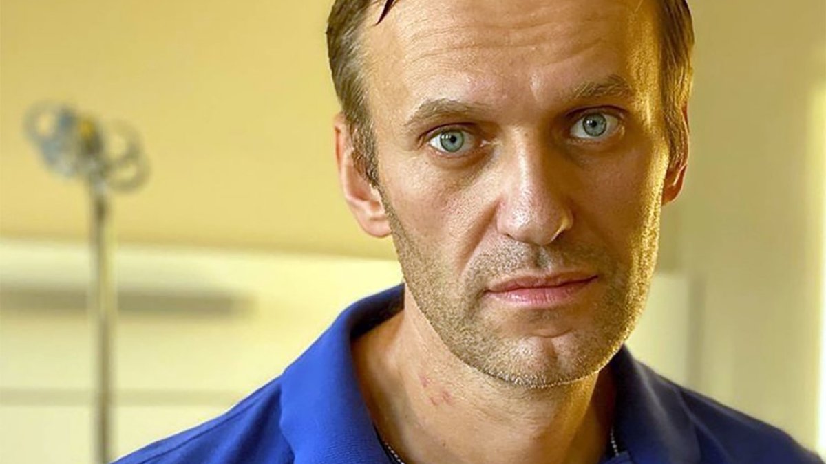A.Navalnas po apnuodijimo „Novičiok“ ligoninėje Berlyne / „Scanpix“/AFP nuotr.